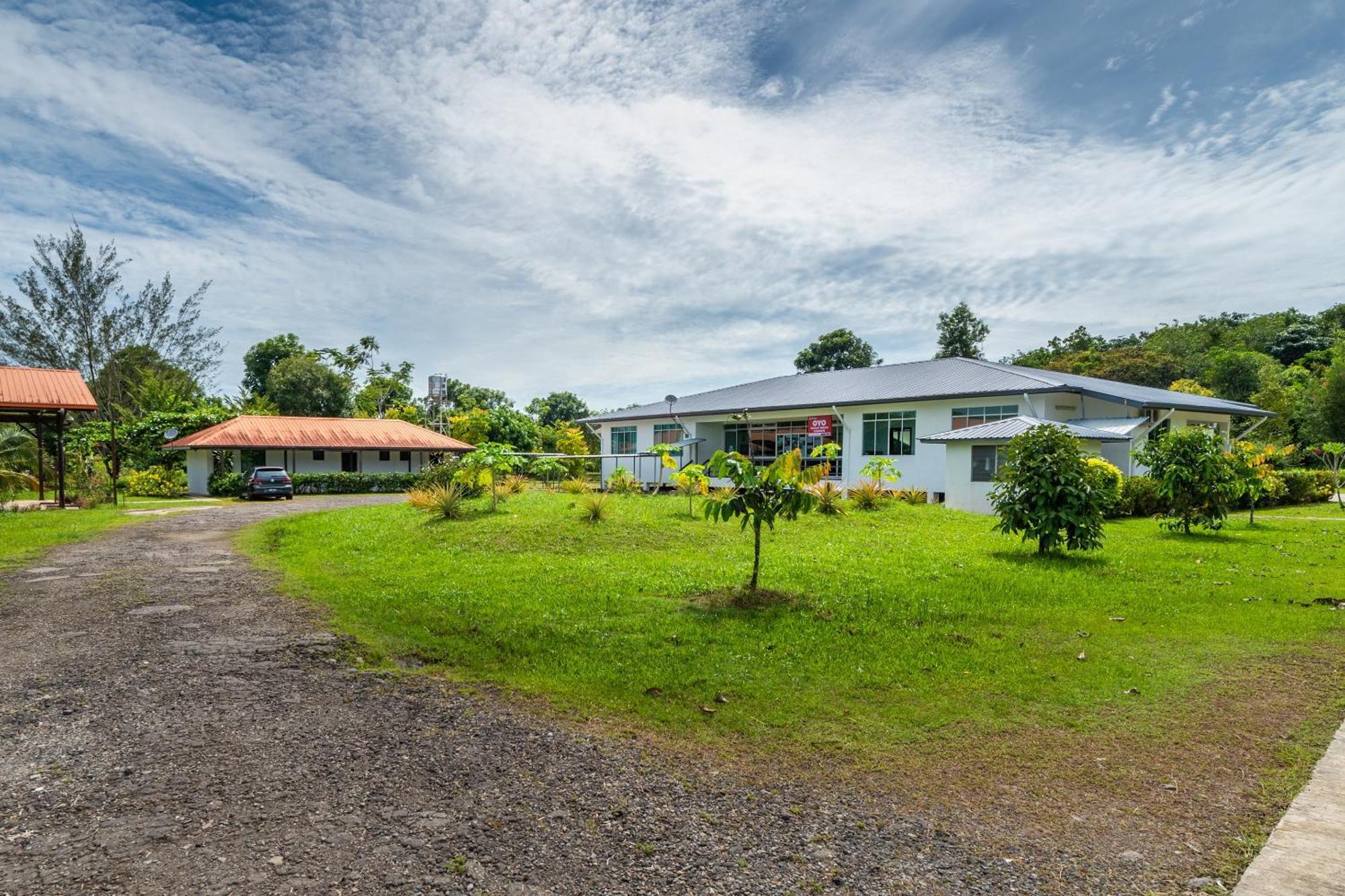 Hotel OYO 90036 Eagle Wood Garden Membakut Exterior foto